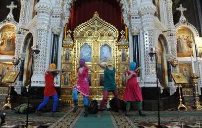 afbeelding van het optreden van pussy riot in de kerk