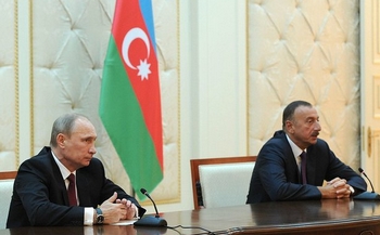 Poetin en Alijev van achter een tafel met de pers