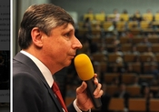 Jan Fischer speekt voor een zaal studenten
