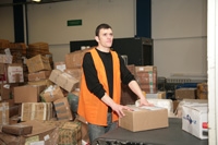 man in distributiecentrum