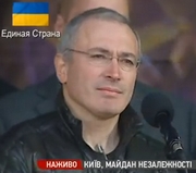 beeld  van Chodorkovski achter microfoon