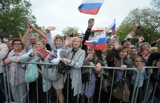 juichende bezoekers van een concert met Russische vlaggen