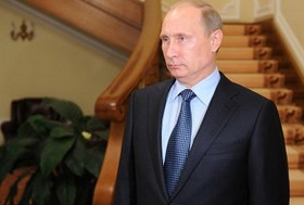 Poetin praat in zijn dienstwoning, beneden de trap