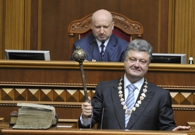 Porosjenko zwaait de scpter tijdens zijn inauguratie