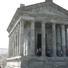 Buitenkant van de tempel met zuilen