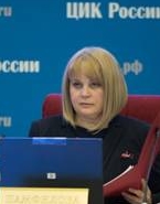 Pamfilova geeft zittend achter een tafel van de CEC een officile verklaring