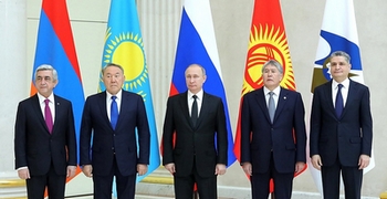 officile foto van de presidenten van de EAEU-lidstaten en van de organisatie, staand naast elkaar voor hun vlaggen