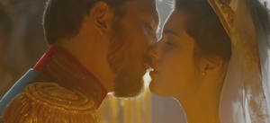 beeld van hoofden van de tsaar en Matilda in de trailer van de film