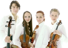 Rusquartet poseert met hun instrumenten