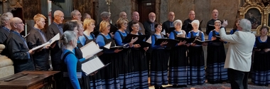 het koor zingt, geleid door de dirigent