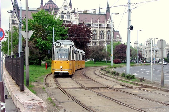 Lijn 2 in de lus rond het parlementsgebouw